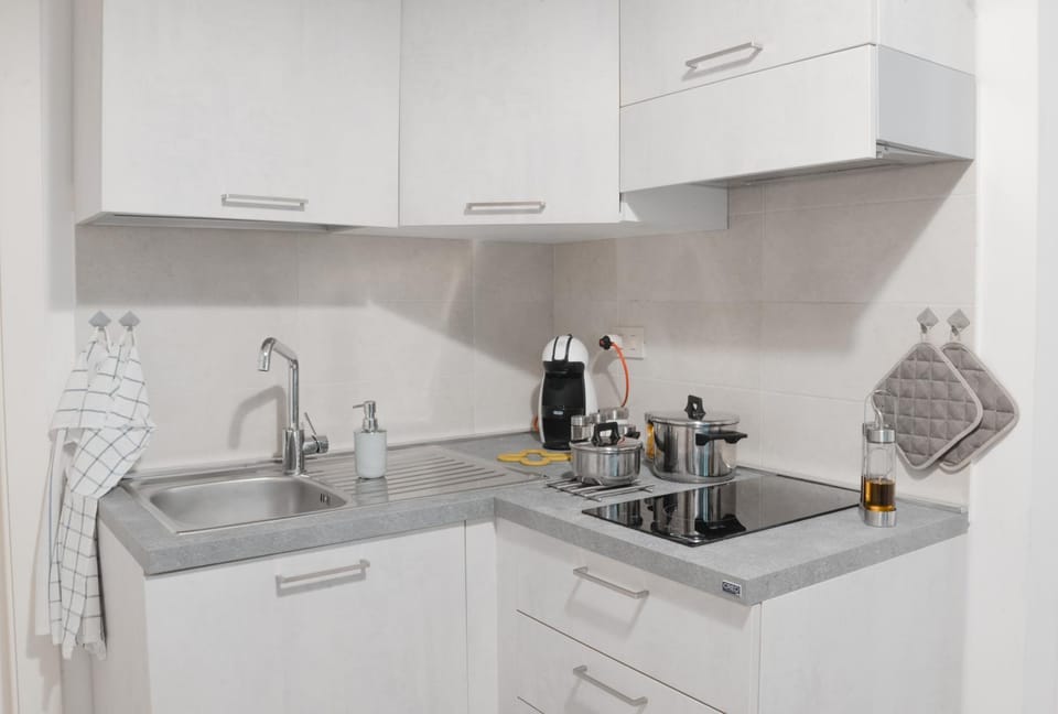 Coffee/tea facilities, Kitchen or kitchenette, stove