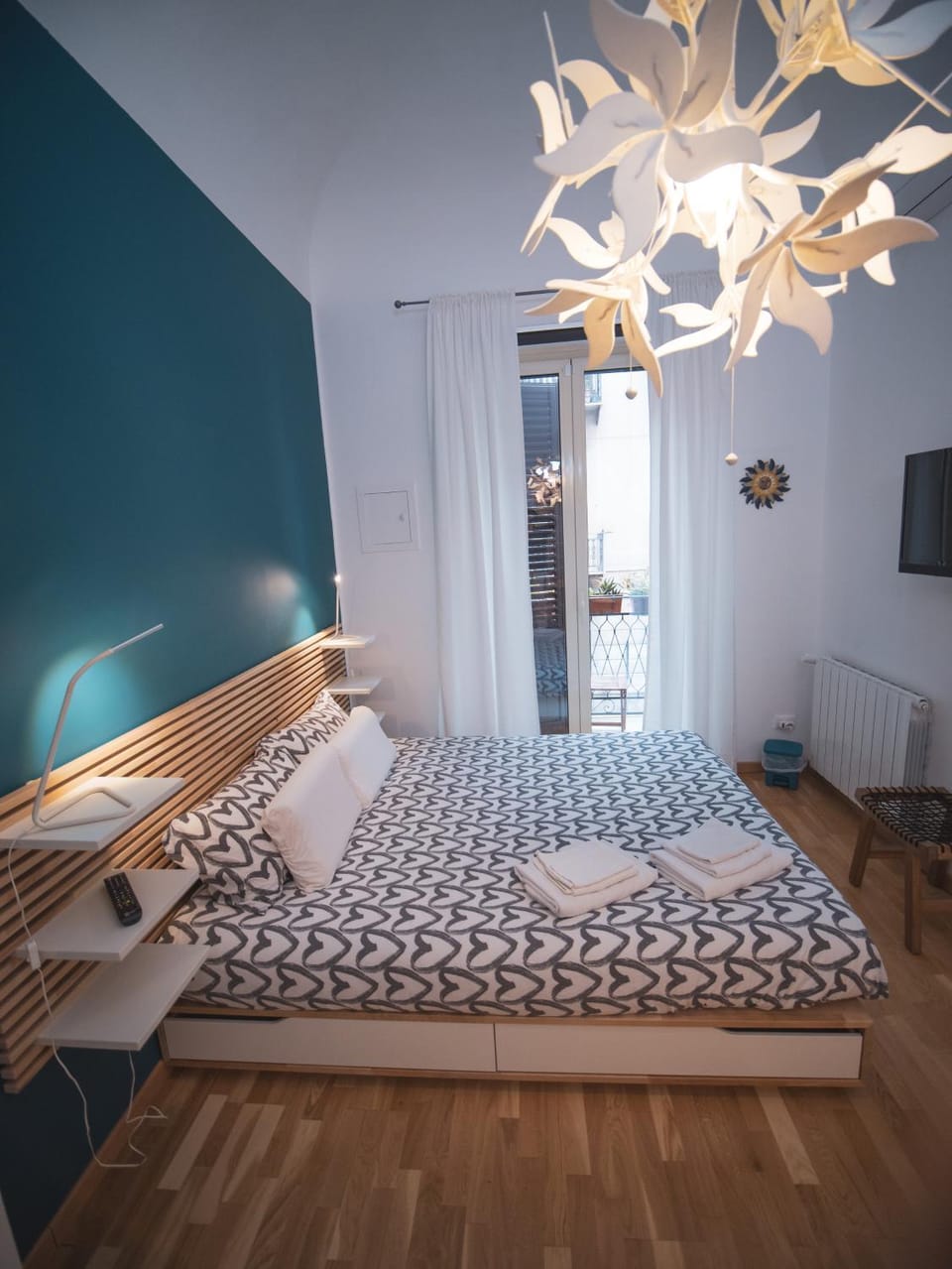 Photo of the whole room, Bedroom