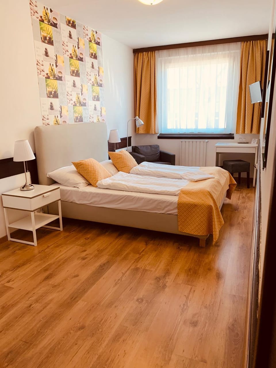 Bed, Day, Photo of the whole room, Seating area, Bedroom