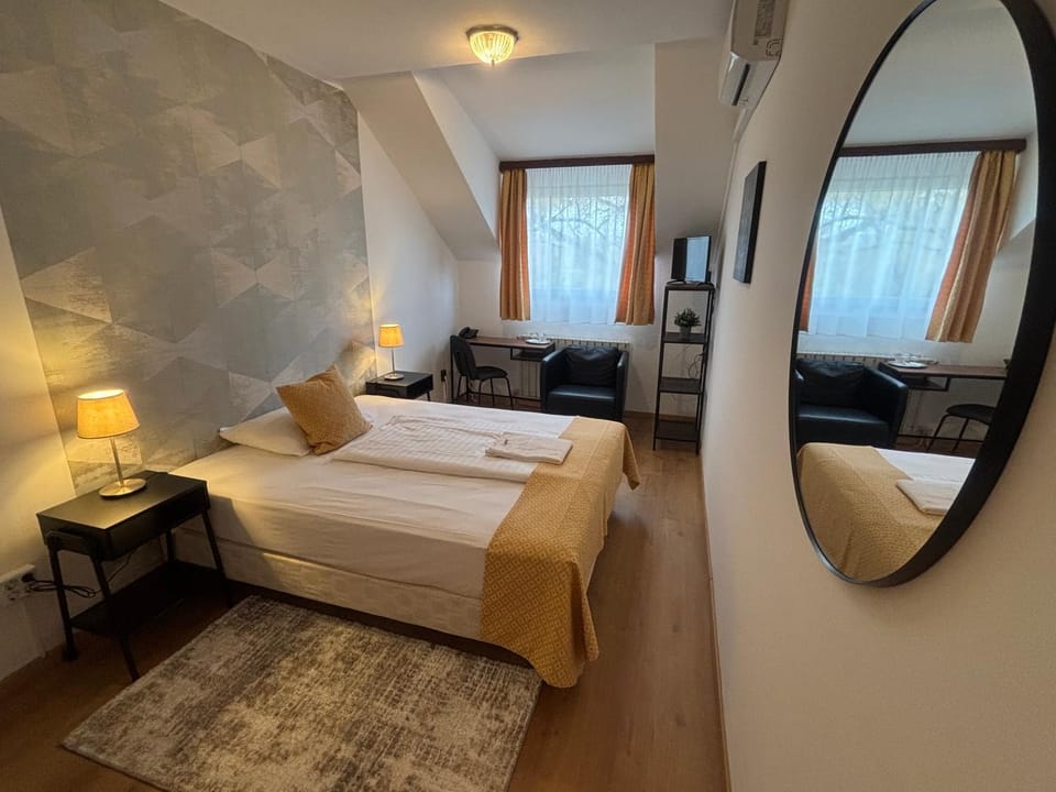 Bed, Photo of the whole room, Seating area, Bedroom