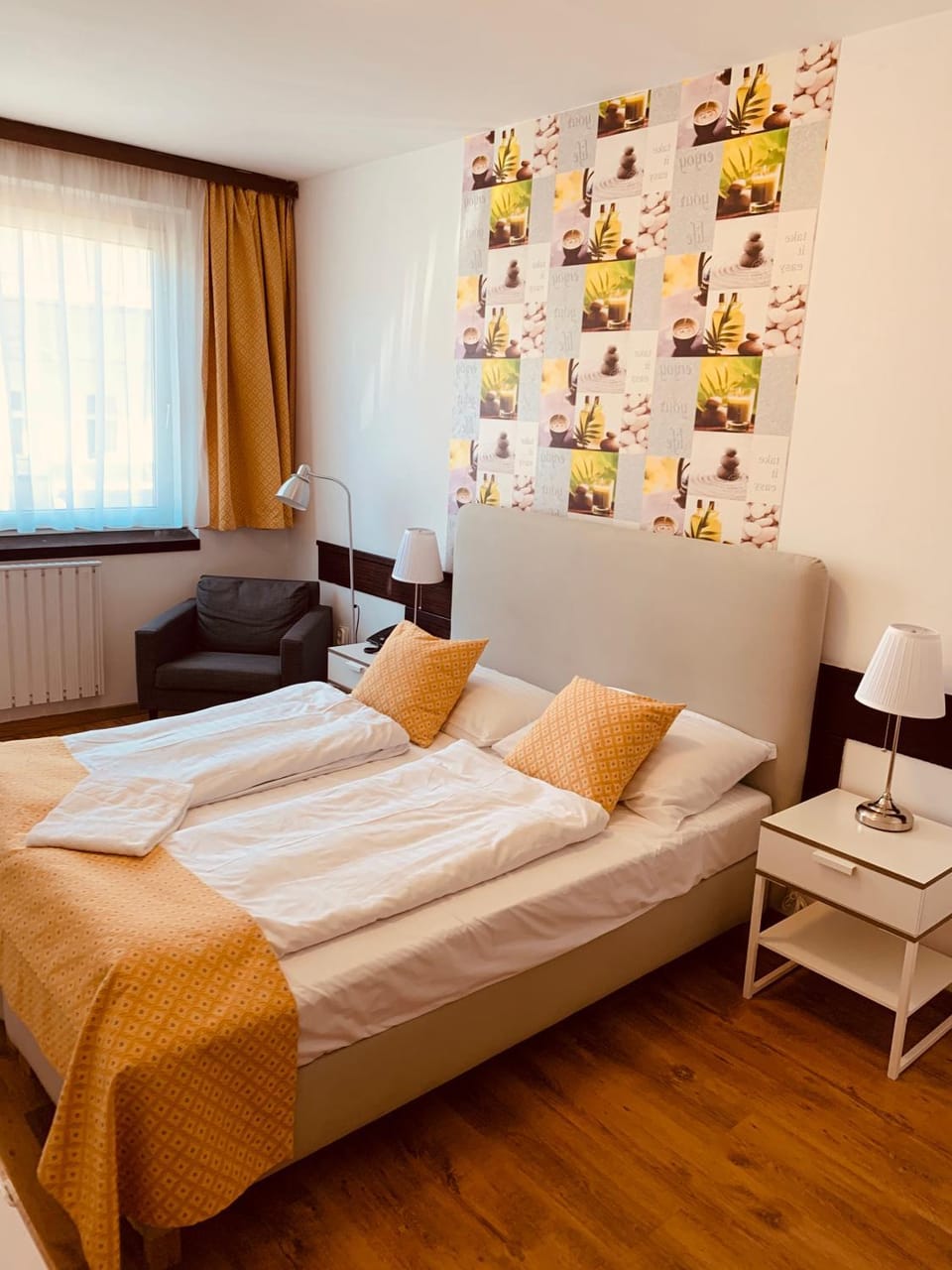 Bed, Photo of the whole room, Seating area, Bedroom