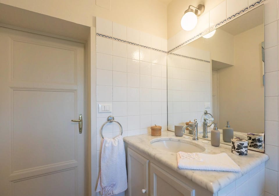 Bathroom, towels