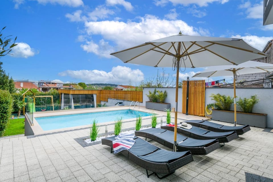 Property building, Garden, Balcony/Terrace, Seating area, Swimming pool