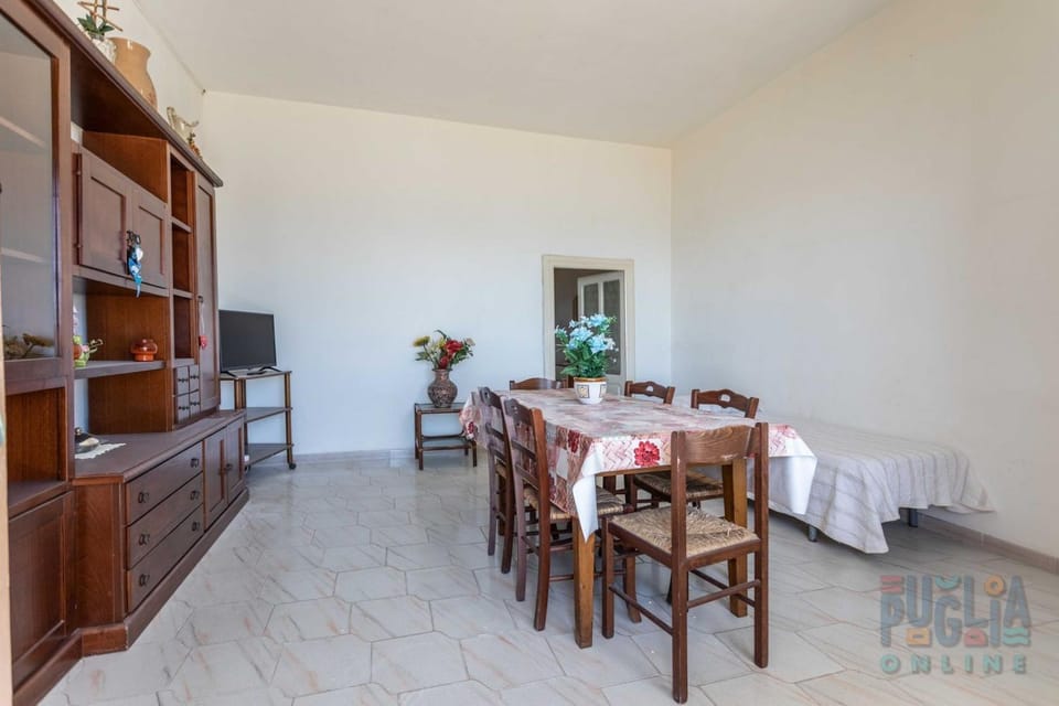 Communal lounge/ TV room, TV and multimedia, Living room, Seating area, Dining area