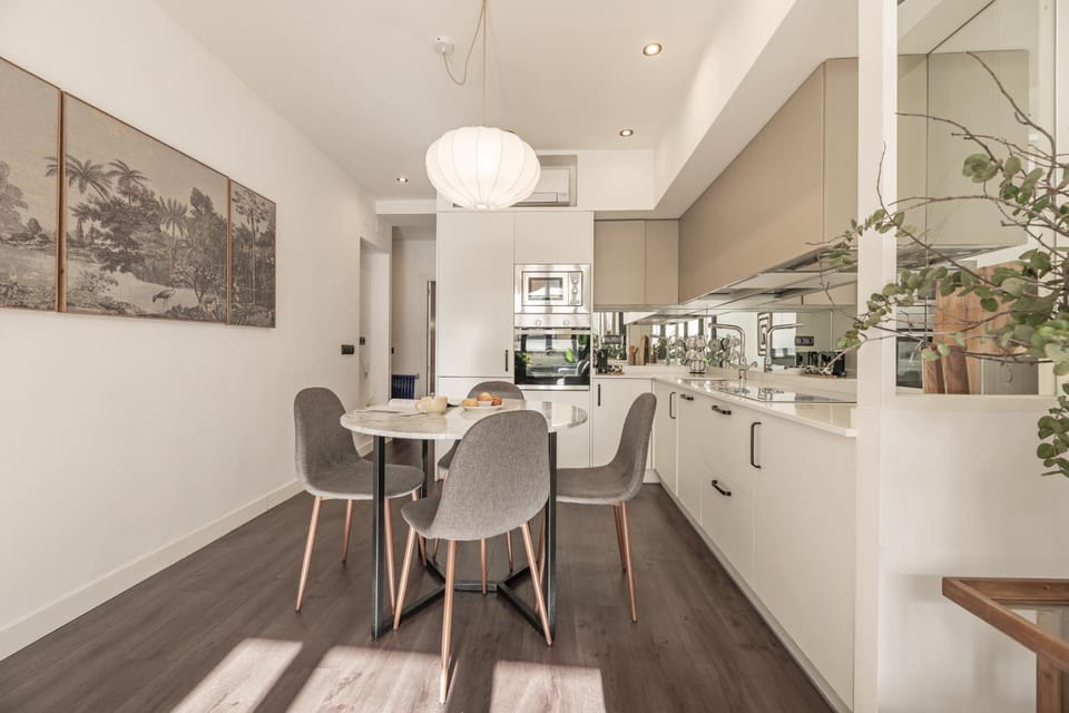Kitchen or kitchenette, Dining area