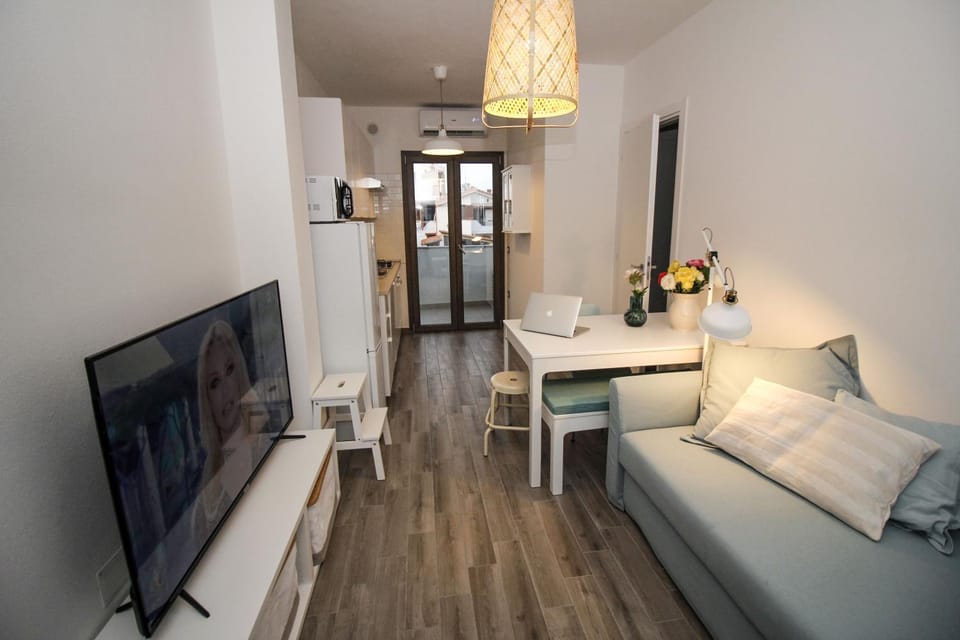 Communal lounge/ TV room, TV and multimedia, Living room, Seating area, Dining area