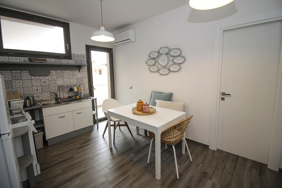 Kitchen or kitchenette, Dining area, Communal kitchen