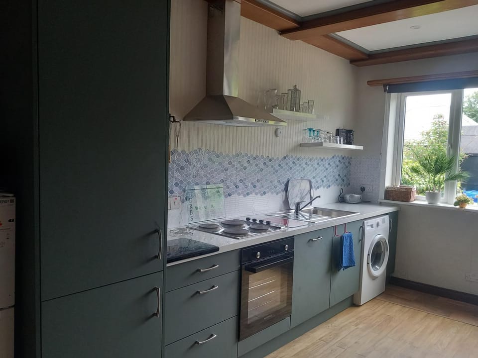 Kitchen or kitchenette, dishwasher, stove, washing machine