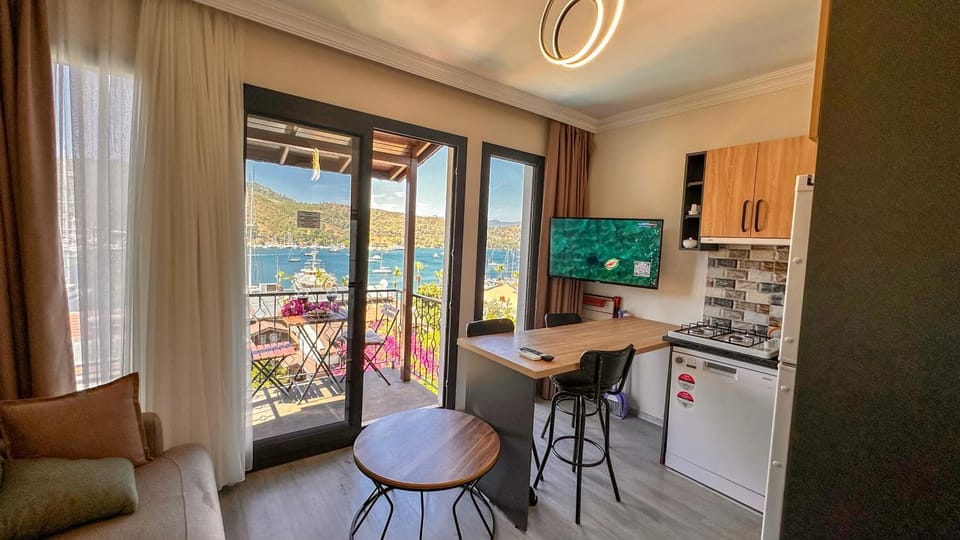 Natural landscape, TV and multimedia, Kitchen or kitchenette, Living room, Seating area, Dining area, Sea view, stove