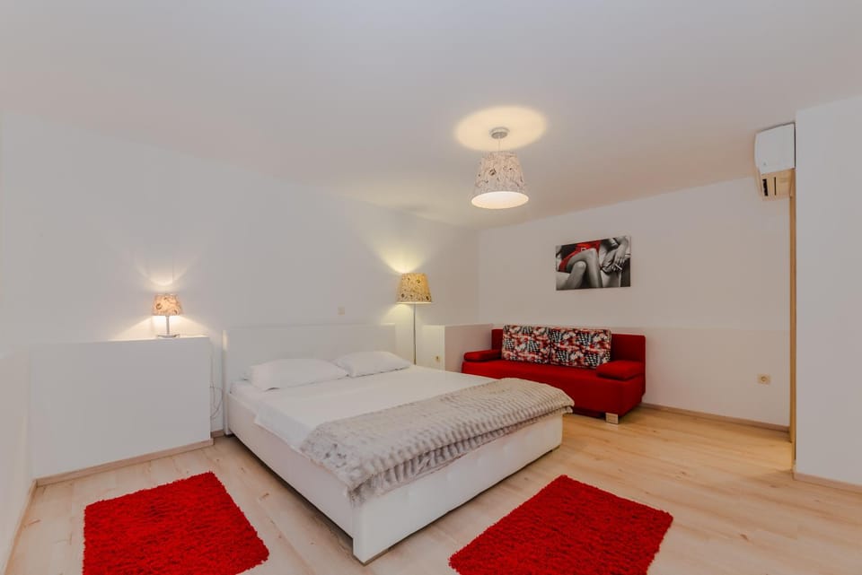 Bed, Photo of the whole room