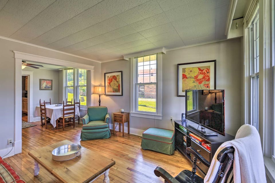Cozy Damascus Cottage w/ Porch & Trail Access! House in Damascus