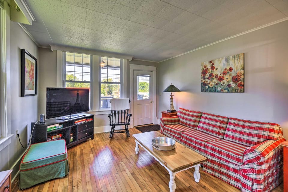 Cozy Damascus Cottage w/ Porch & Trail Access! House in Damascus