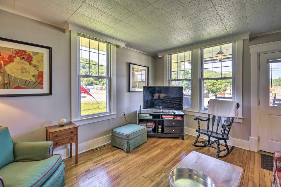 Cozy Damascus Cottage w/ Porch & Trail Access! House in Damascus