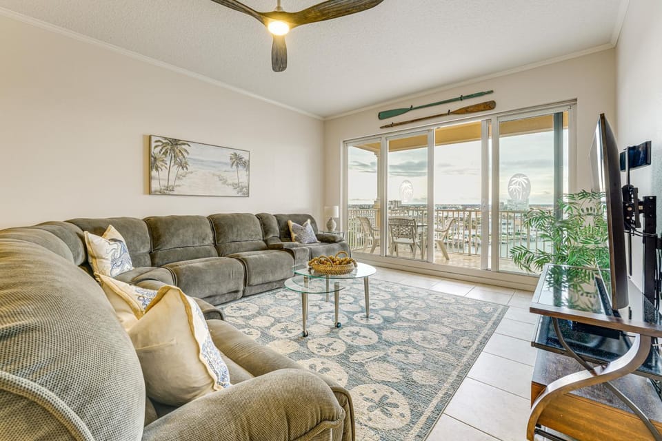 8th Floor Penthouse, Walk to Clearwater Beach House in Clearwater Beach