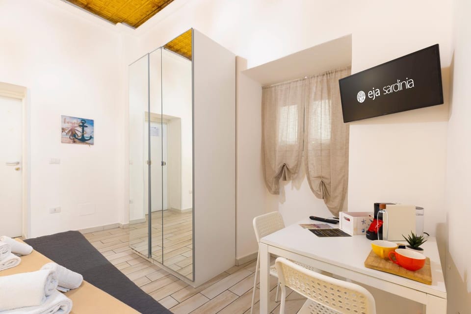 Bed, TV and multimedia, hair dryier, towels, wardrobe, air conditioner