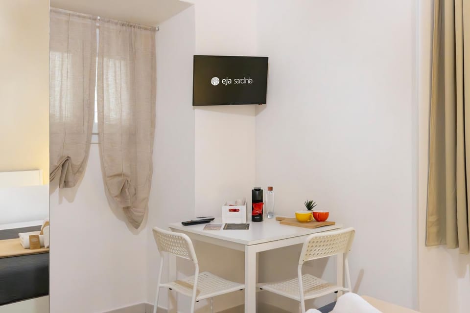 Bed, TV and multimedia, Photo of the whole room, Bedroom, hair dryier, towels
