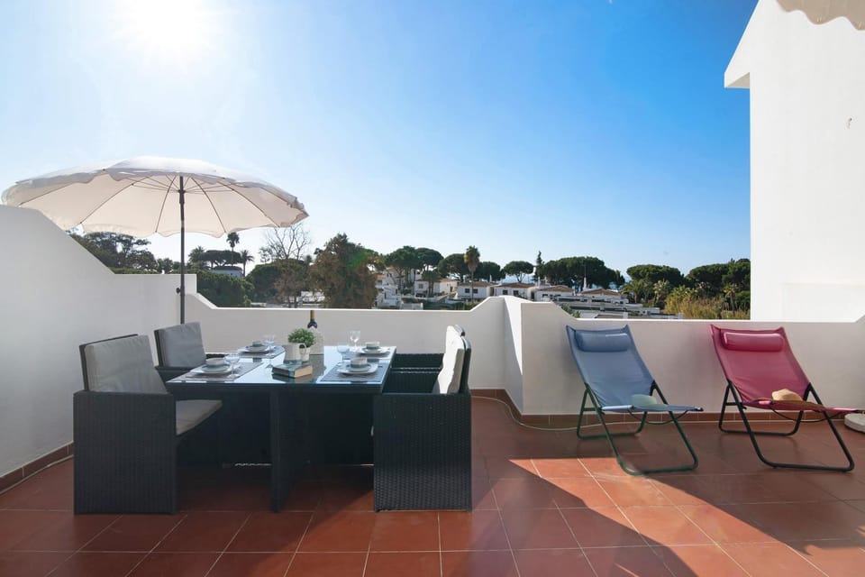 Property building, Balcony/Terrace, Living room