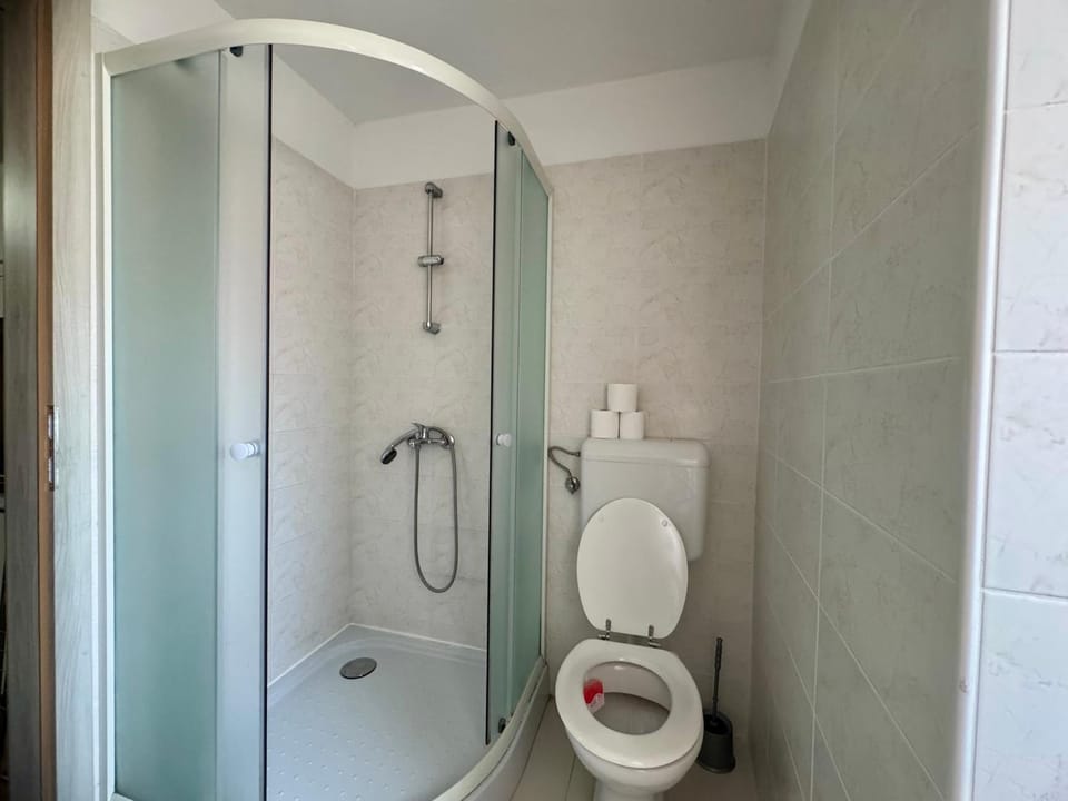 Shower, Toilet, Bathroom, towels
