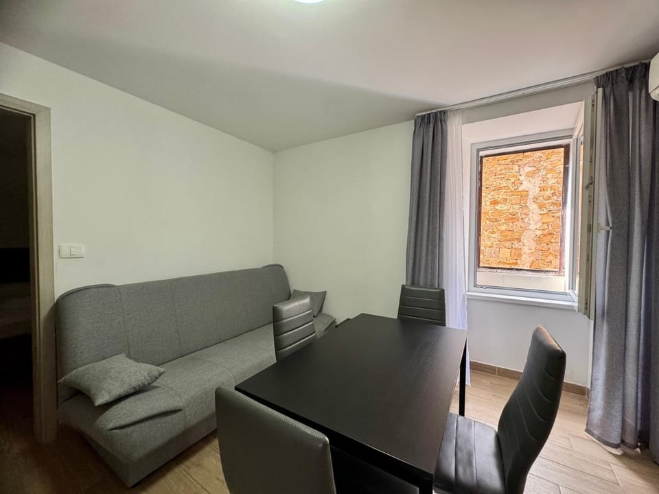 Living room, Decorative detail, Seating area, Dining area, air conditioner