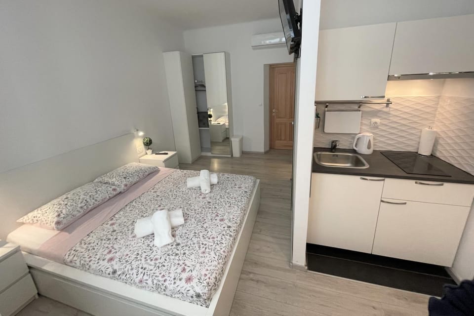 Bed, Kitchen or kitchenette, Photo of the whole room, Bedroom, stove, towels