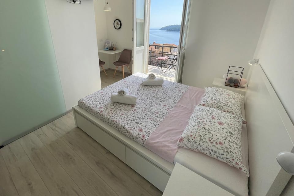 Bed, Photo of the whole room, Bedroom, towels