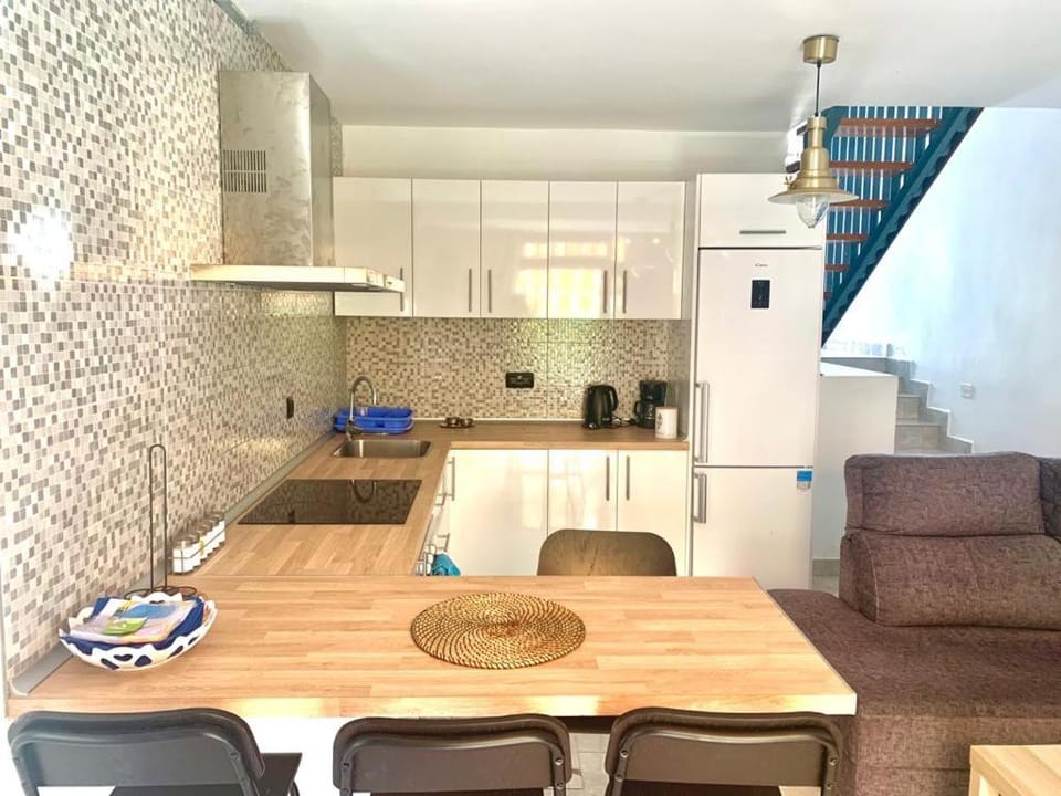 Kitchen or kitchenette, Dining area