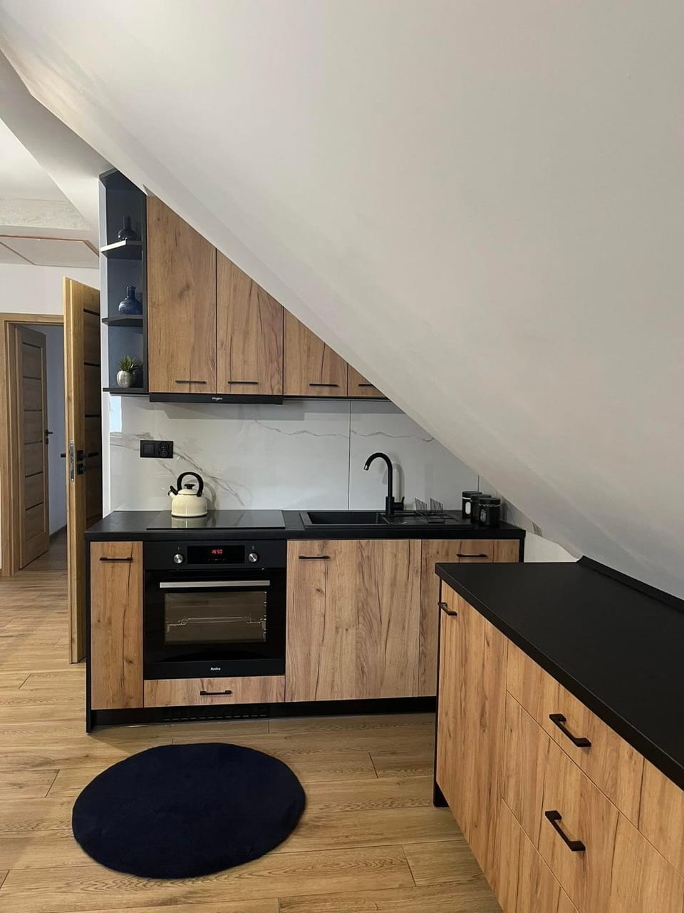 Kitchen or kitchenette, dishwasher, stove