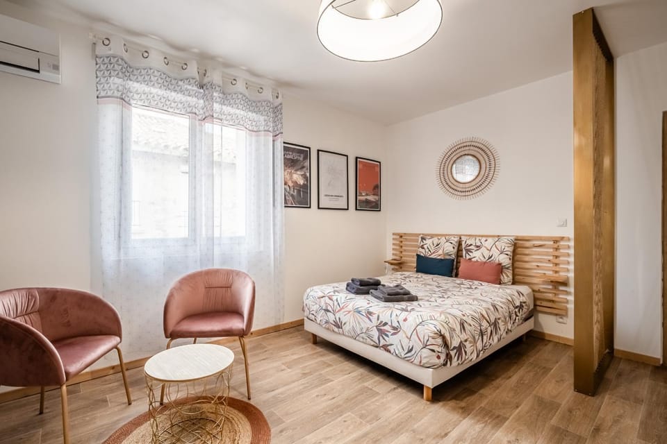 Photo of the whole room, Bedroom, air conditioner