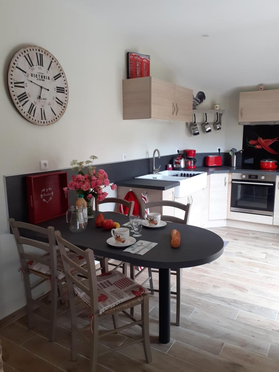 Kitchen or kitchenette, Dining area