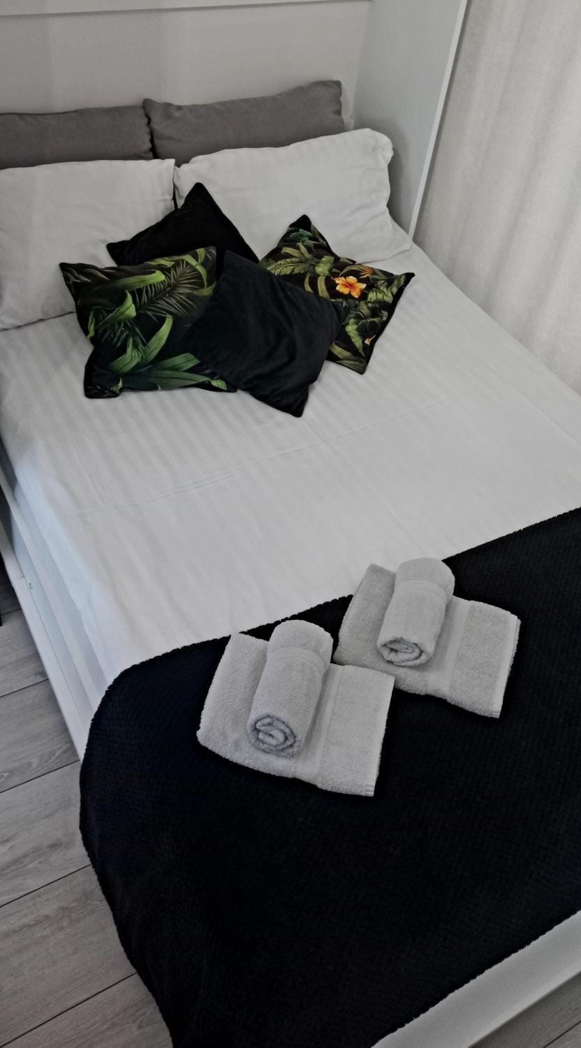 Bed, Photo of the whole room, Bedroom, towels