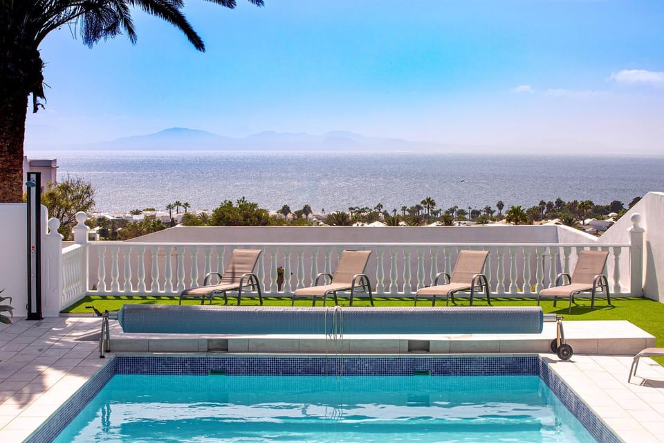 Balcony/Terrace, Balcony/Terrace, Sea view, Swimming pool, sunbed