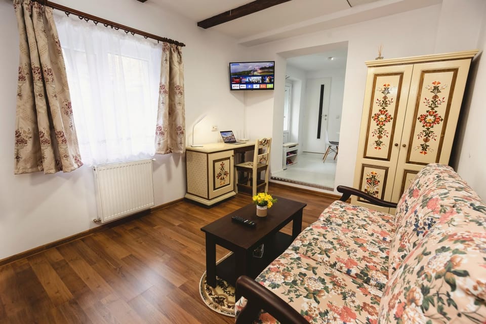 Activities, TV and multimedia, Living room, Lounge or bar, Evening entertainment, Entertainment, hair dresser, wardrobe
