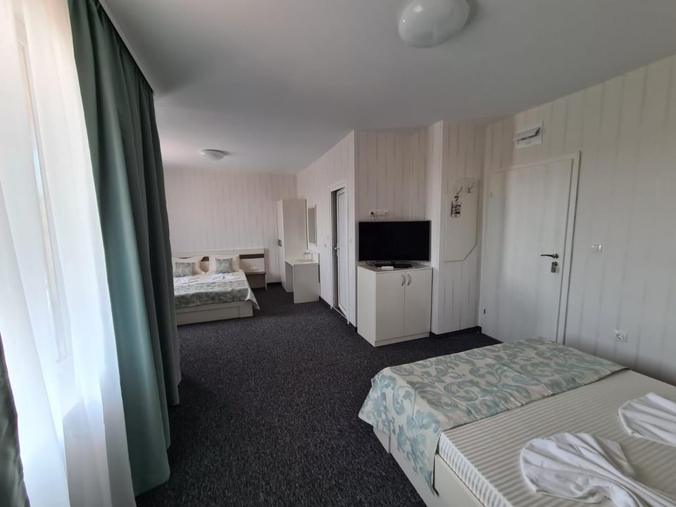 Communal lounge/ TV room, Bed, TV and multimedia, Living room, Photo of the whole room, Seating area, Bedroom
