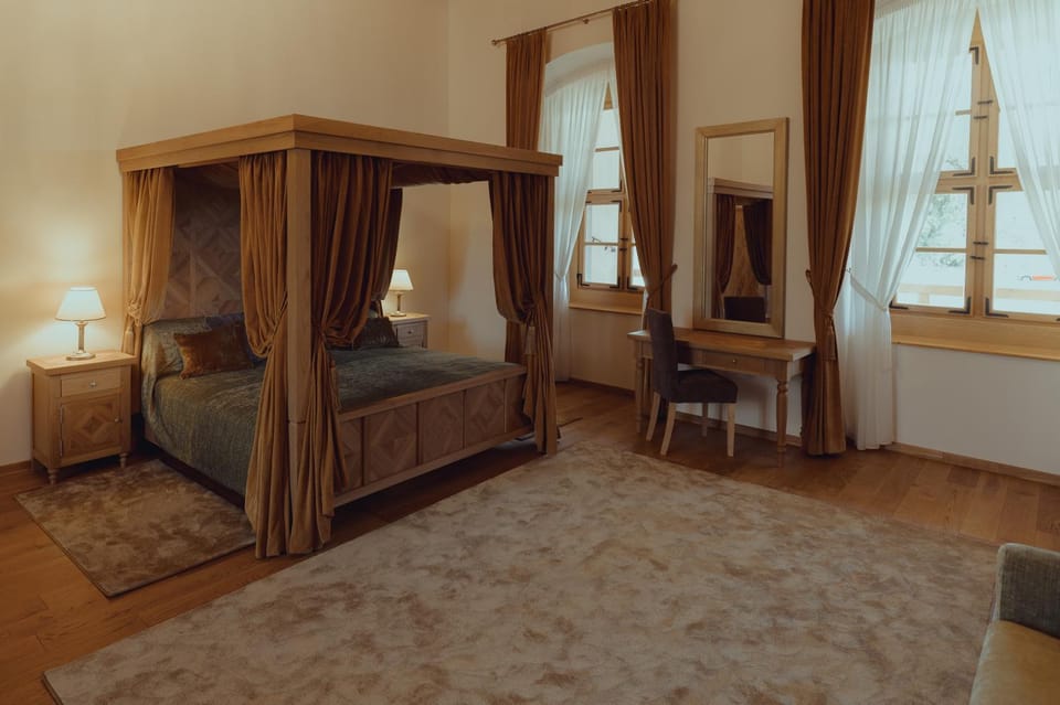 Bed, Seating area, Bedroom