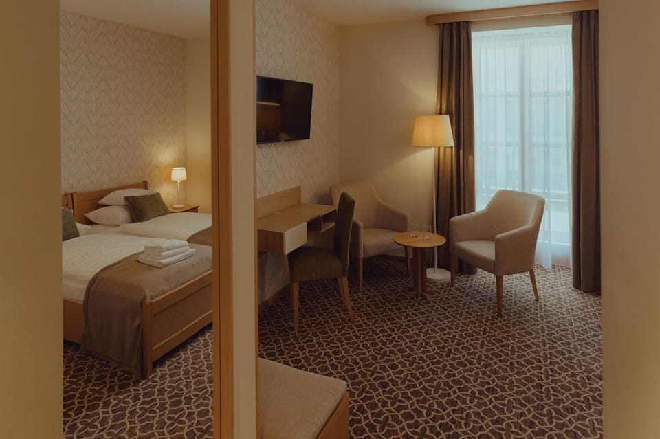 Bed, TV and multimedia, Seating area