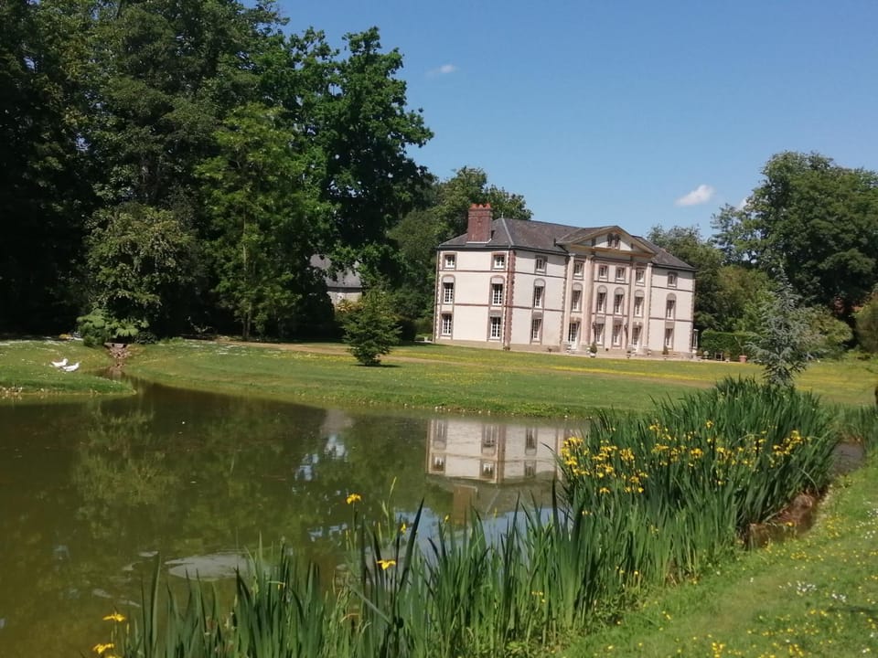 Chambre E André Le Domaine Des Jardins De Bracquetuit Bed and Breakfast in Normandy