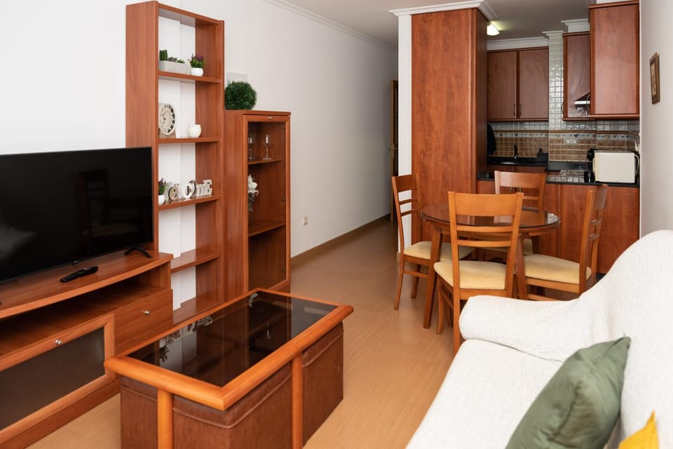 Communal lounge/ TV room, TV and multimedia, Kitchen or kitchenette, Living room, Seating area, Dining area, Communal kitchen