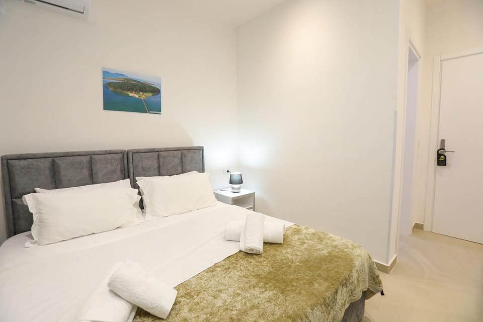 Bed, Photo of the whole room, Bedroom, towels, air conditioner