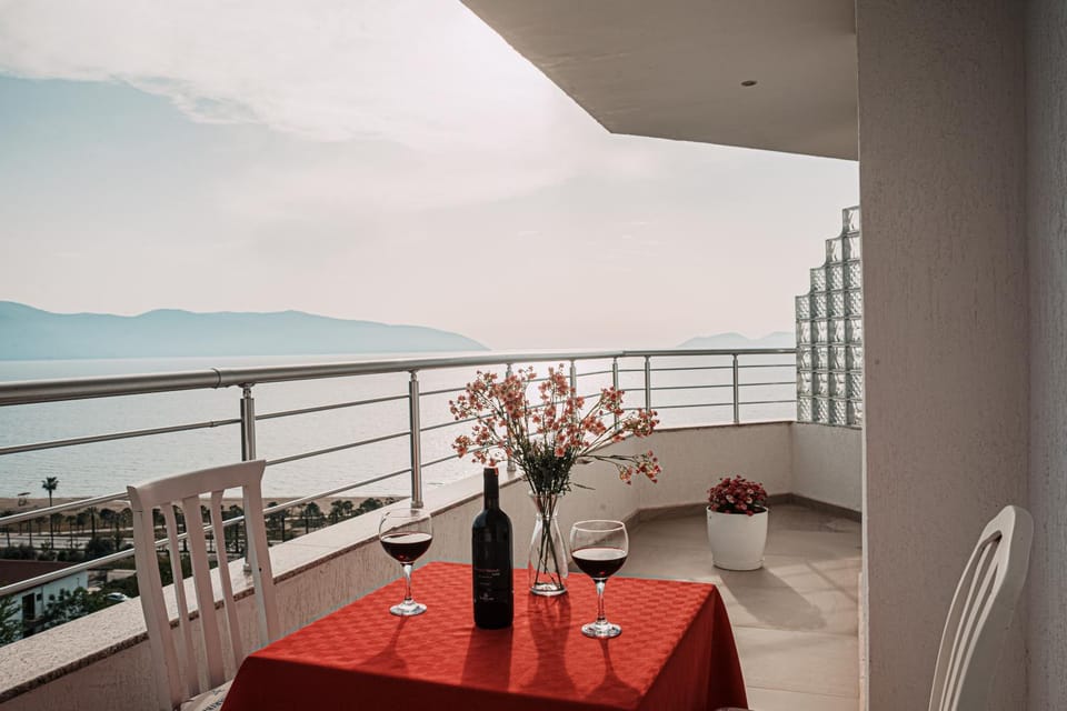 Day, Seating area