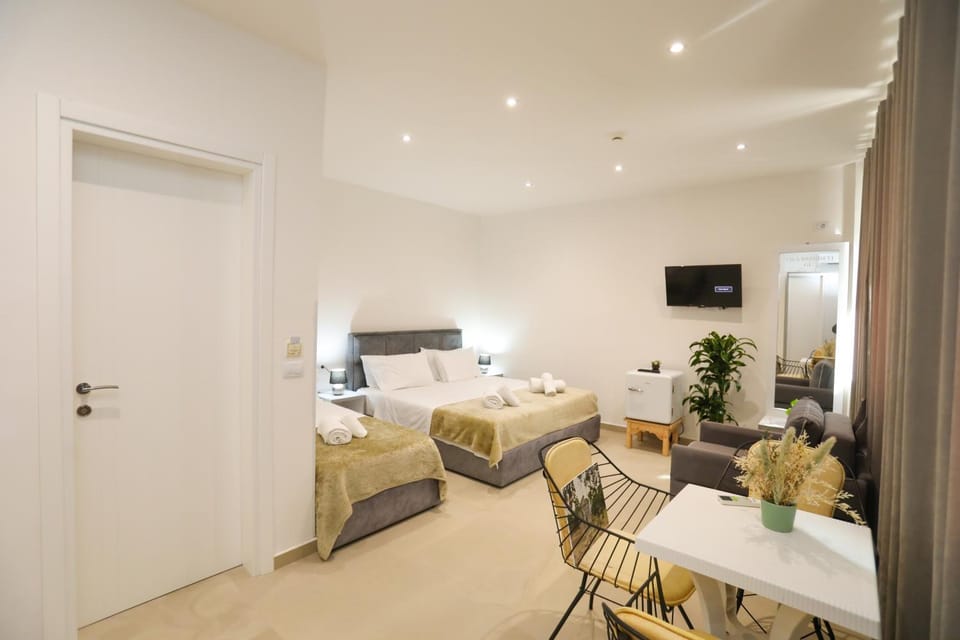 Bed, TV and multimedia, Photo of the whole room, Seating area, Bedroom, towels