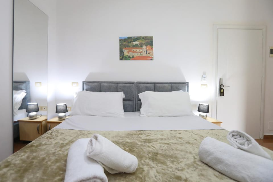 Bed, Photo of the whole room, Bedroom, towels