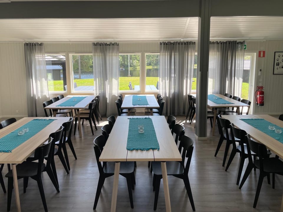 Restaurant/places to eat, Living room, Banquet/Function facilities, Seating area, Dining area, Meeting/conference room, Food, Lake view, Breakfast, Lunch, Dinner, wedding