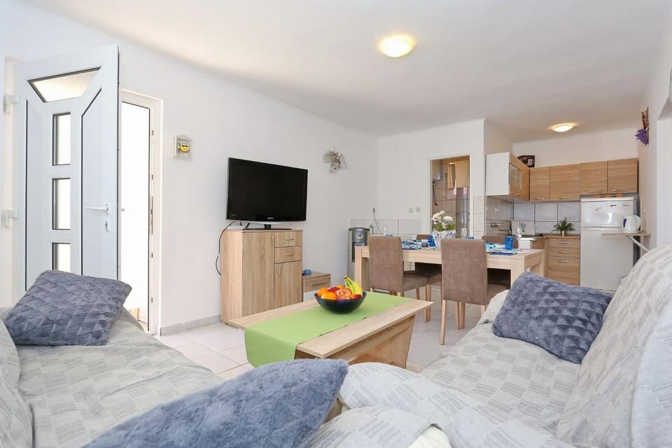 Kitchen or kitchenette, Living room, Seating area, Dining area, minibar, stove