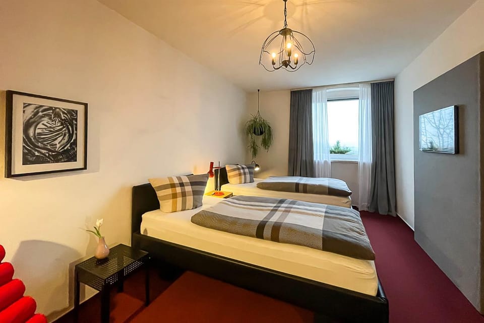 Bed, TV and multimedia, Photo of the whole room, Bedroom