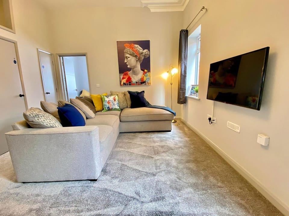 Beautiful Apartment - 5 Minute Walk to the Best Beach! - Great Location - Parking - Fast WiFi - Smart TV - Newly decorated - sleeps up to 4! Close to Bournemouth & Poole Town Centre Apartment in Poole