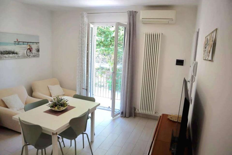 TV and multimedia, Living room, Seating area, Dining area, internet, air conditioner