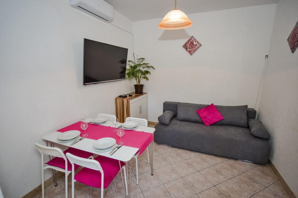 TV and multimedia, Living room, Seating area, Dining area