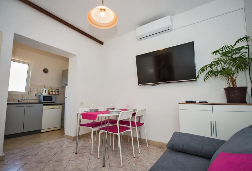 TV and multimedia, Living room, Seating area, Dining area
