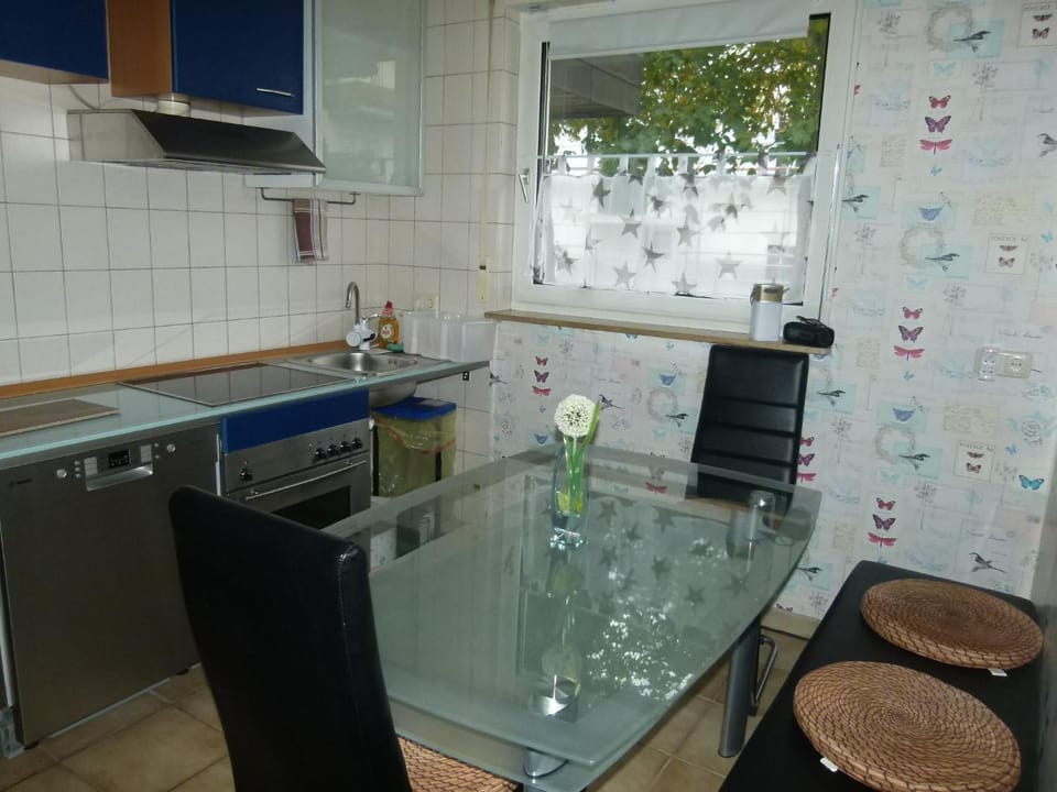 Cosy 3 Zimmer Whg incl großer Wohnküche, Smart TV, WLAN, Eutelsat & Astra Satelliten TV, viele Parkplätze vorhanden, Langzeitmiete House in Rhineland-Palatinate