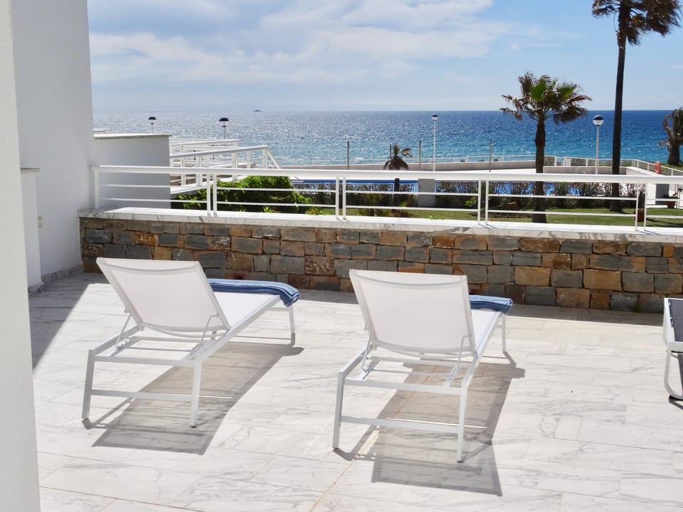 B1 Casares del Mar - Large terrace Beachfront views Apartment in Costa del Sol